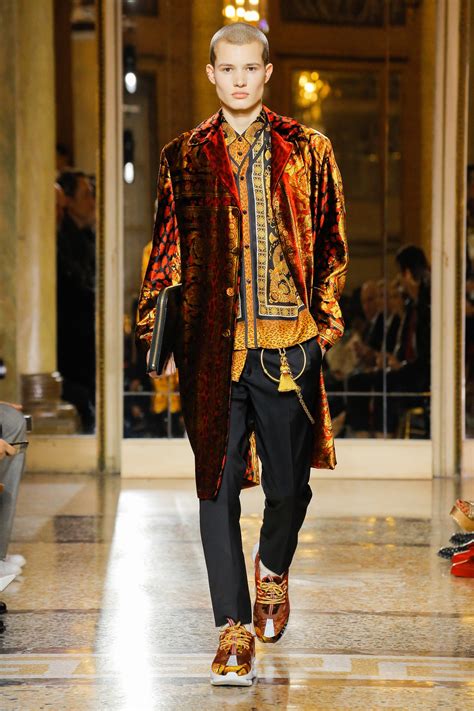 versace uomo 2018|Versace Fall 2018 Menswear Fashion Show .